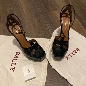 Chic vernis sky high heels